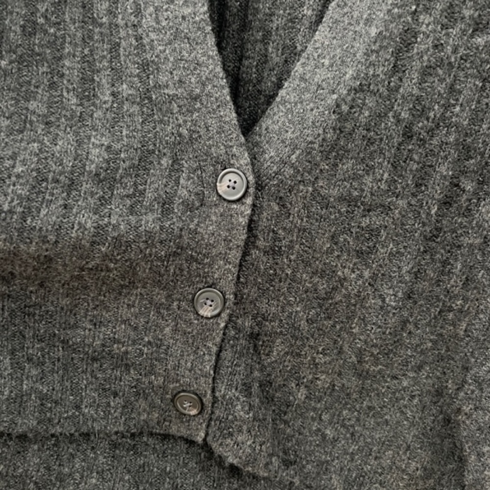 American Eagle Women's Button V-Neck Cardigan. XS. Heather Grey - Picture 4 of 4